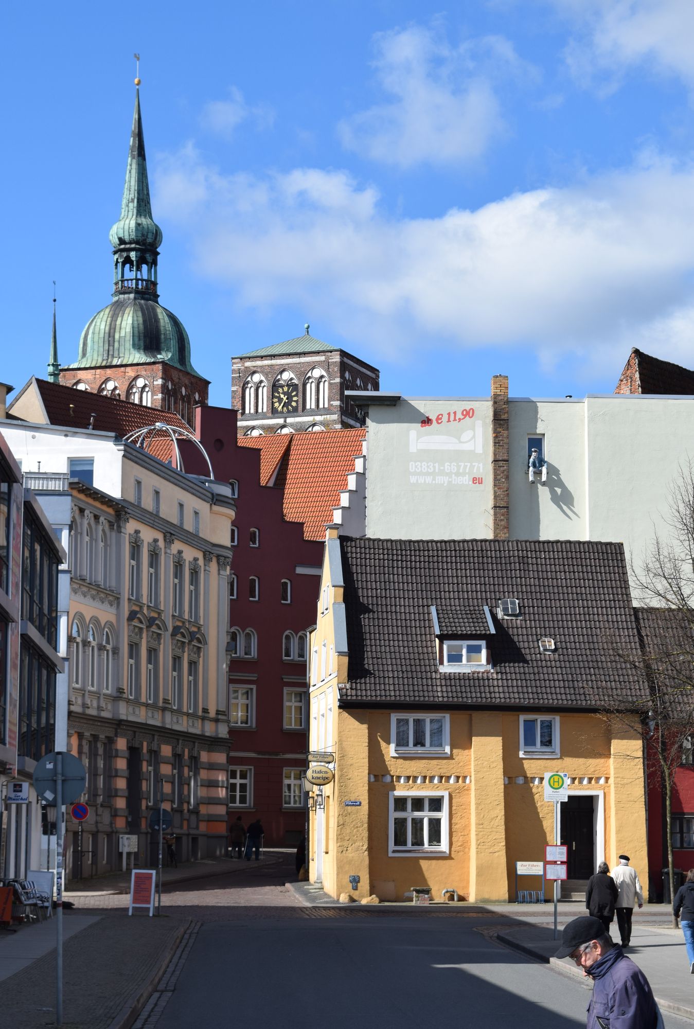 Hamnpubben ”Zur Fähre” från 1332 är en av världens äldsta. Gatans svängda form och den oregelbundna gatukorsningen längre fram begränsar synfältet.