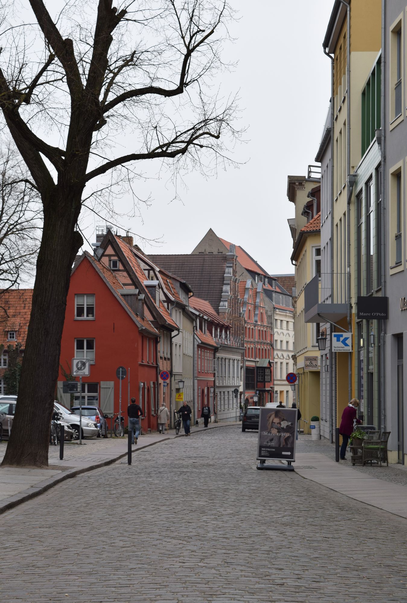 Badenstrasse söder om St. Nikolai Kirche. Gatans svängda form sluter gaturummet.