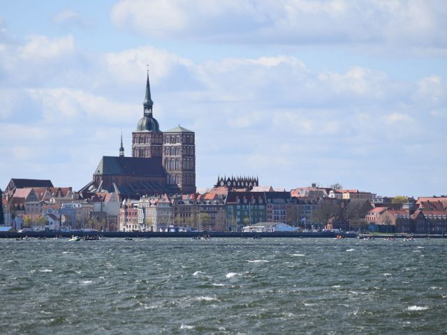 Stralsund från ön Rügen.